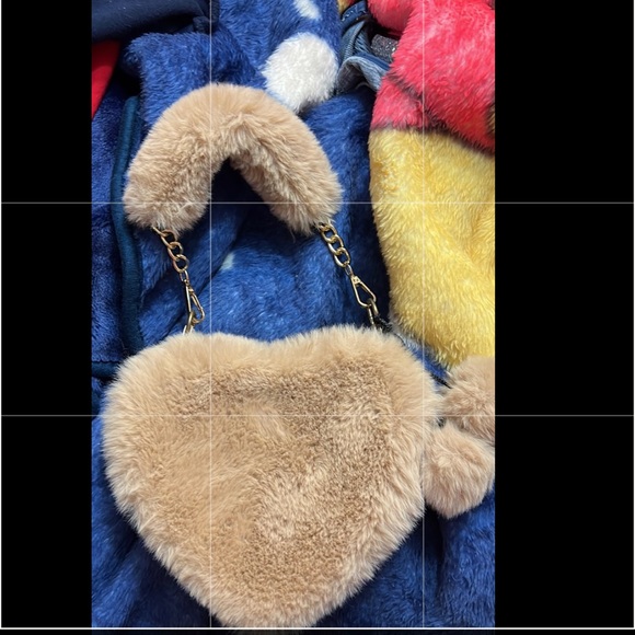 New small light 🤎heart shaped purse - Picture 1 of 1